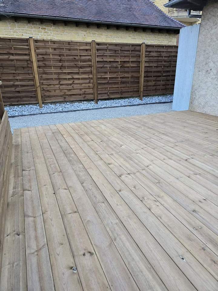 Aménagements chaleureux avec des structures en bois naturel.